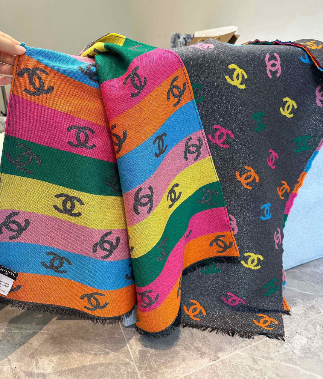 爆款彩虹围巾果然是芭比的配色，上身非常好看香奈儿彩虹围巾，chanel24c 早春新品彩虹亮丝围巾披肩，