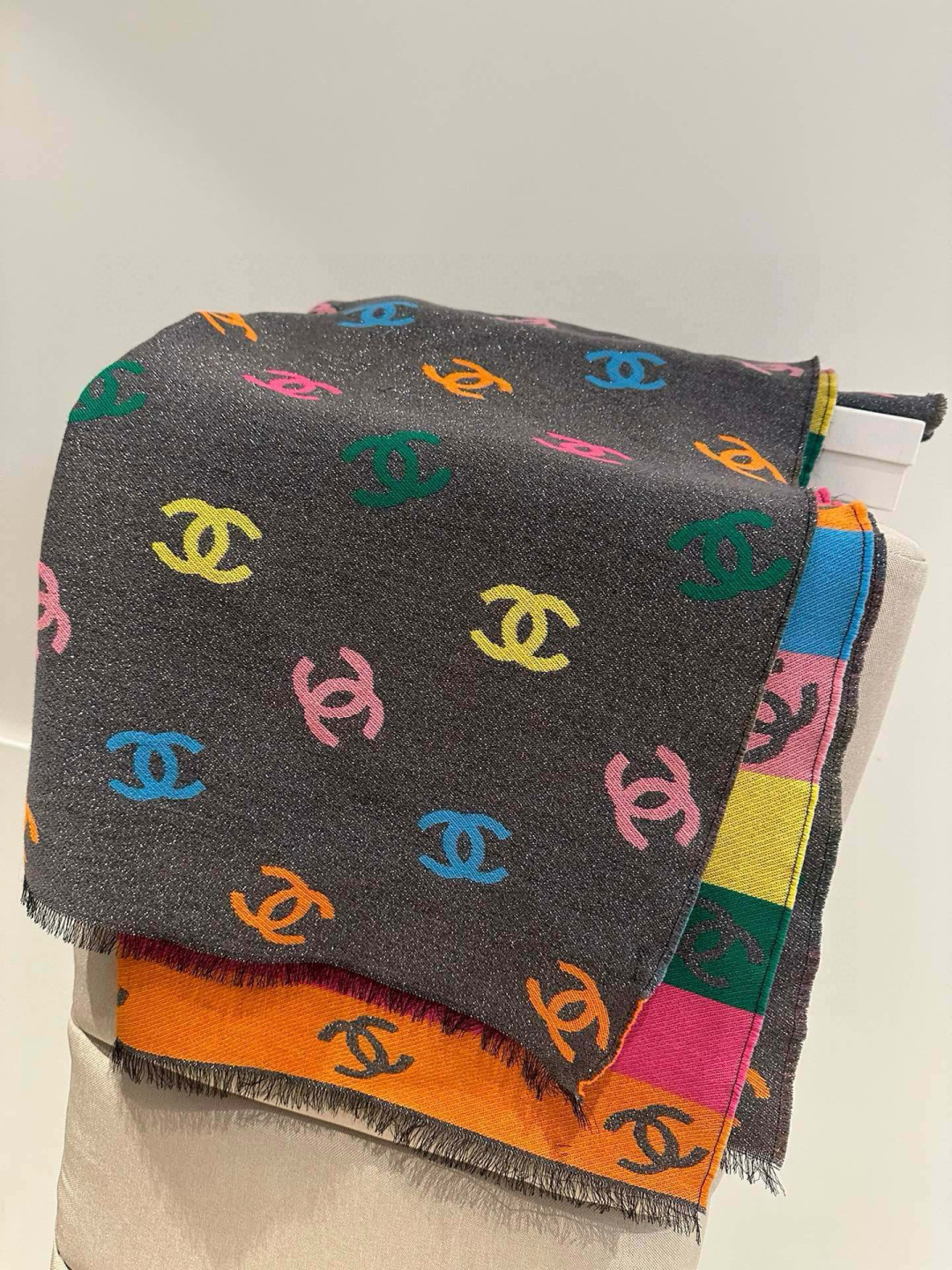 爆款彩虹围巾果然是芭比的配色，上身非常好看香奈儿彩虹围巾，chanel24c 早春新品彩虹亮丝围巾披肩，