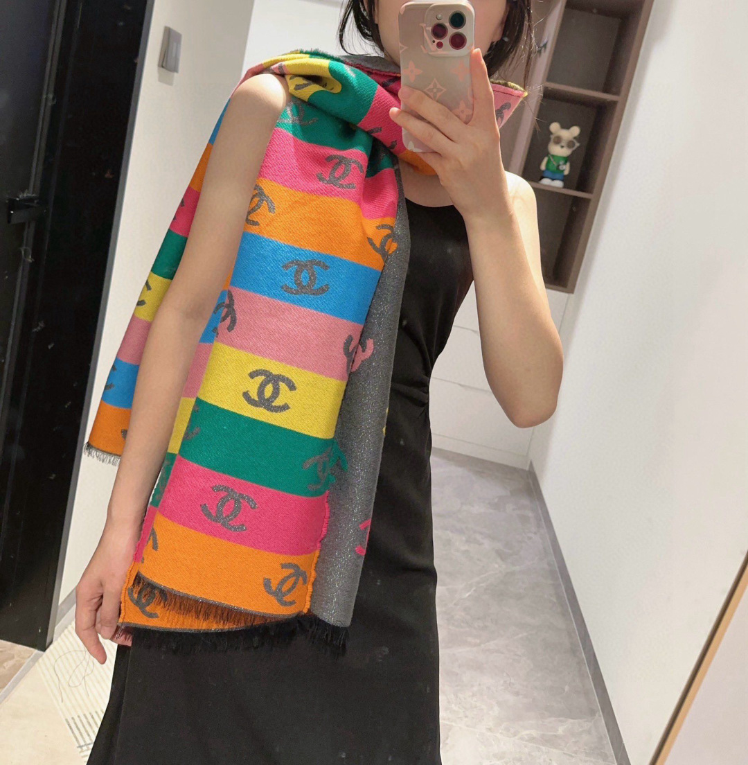爆款彩虹围巾果然是芭比的配色，上身非常好看香奈儿彩虹围巾，chanel24c 早春新品彩虹亮丝围巾披肩，