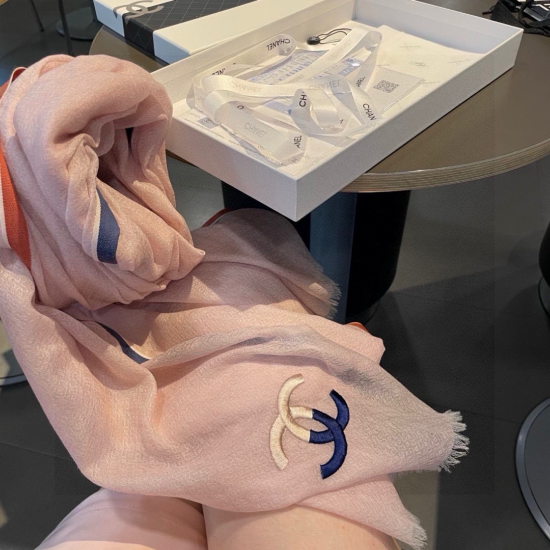 重点推荐！！！高级舒适时髦气质，相信我的就收吧！香奈儿这款触动内心的柔美围巾，无法模仿的颜色和气质！！！