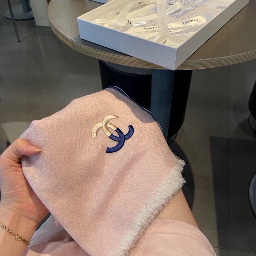 重点推荐！！！高级舒适时髦气质，相信我的就收吧！香奈儿这款触动内心的柔美围巾，无法模仿的颜色和气质！！！