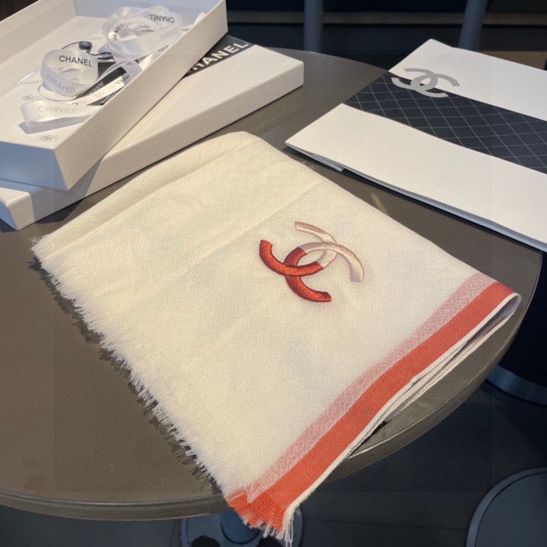 重点推荐！！！高级舒适时髦气质，相信我的就收吧！香奈儿这款触动内心的柔美围巾，无法模仿的颜色和气质！！！