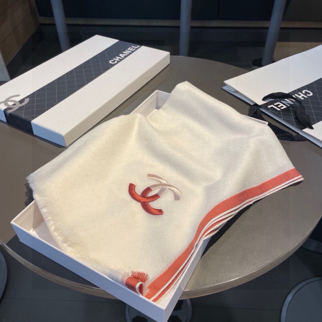 重点推荐！！！高级舒适时髦气质，相信我的就收吧！香奈儿这款触动内心的柔美围巾，无法模仿的颜色和气质！！！