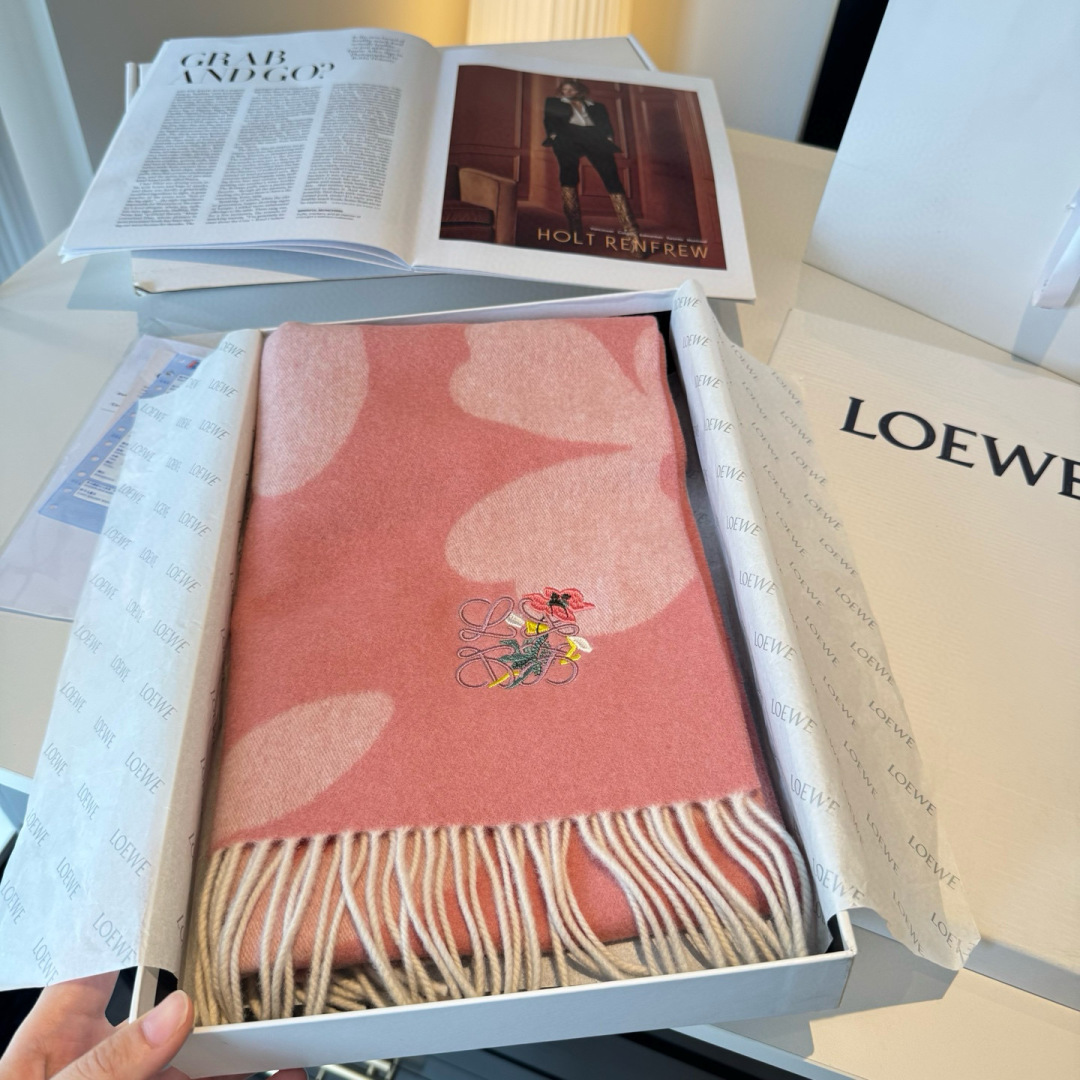 上新！Loewe · 罗意威️难得一见的温柔配色，低调又不失优雅❗️】重点推荐❗️双面配色，一条围巾两种