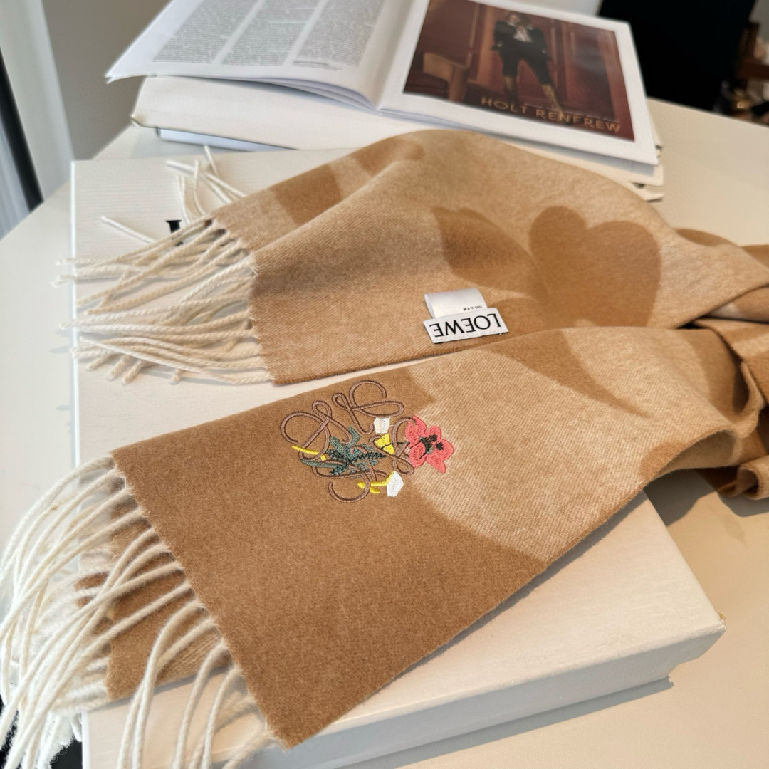 上新！Loewe · 罗意威️难得一见的温柔配色，低调又不失优雅❗️】重点推荐❗️双面配色，一条围巾两种