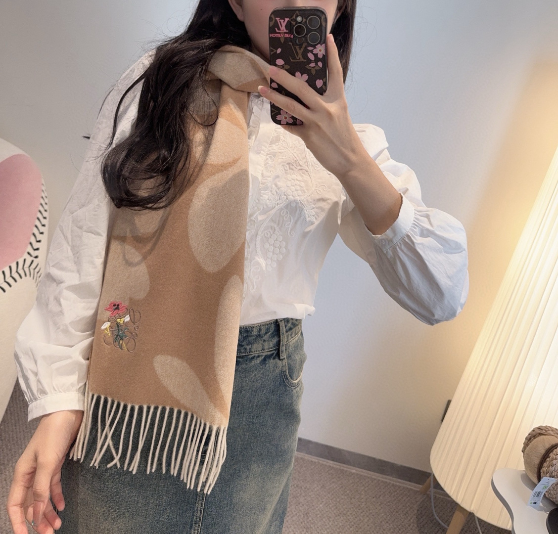 上新！Loewe · 罗意威️难得一见的温柔配色，低调又不失优雅❗️】重点推荐❗️双面配色，一条围巾两种