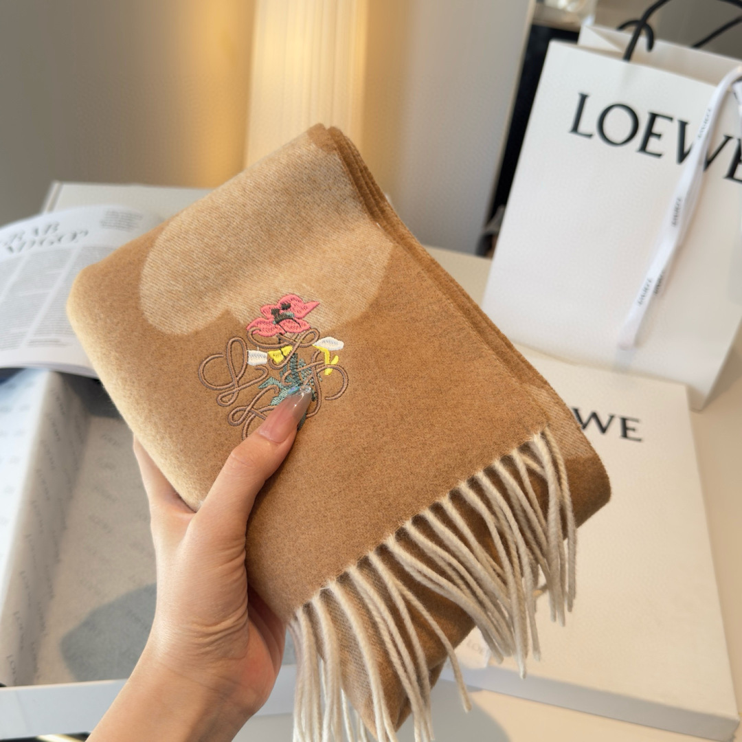 上新！Loewe · 罗意威️难得一见的温柔配色，低调又不失优雅❗️】重点推荐❗️双面配色，一条围巾两种