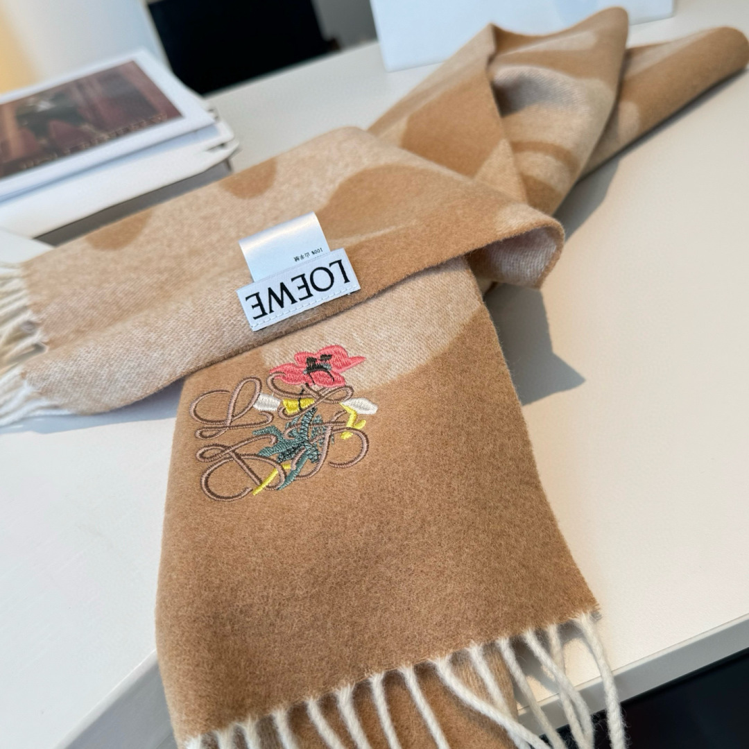 上新！Loewe · 罗意威️难得一见的温柔配色，低调又不失优雅❗️】重点推荐❗️双面配色，一条围巾两种