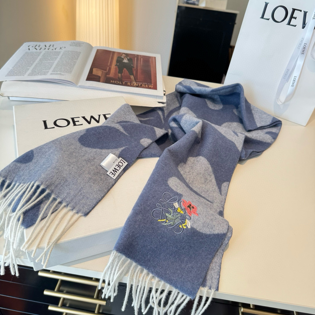 上新！Loewe · 罗意威️难得一见的温柔配色，低调又不失优雅❗️】重点推荐❗️双面配色，一条围巾两种