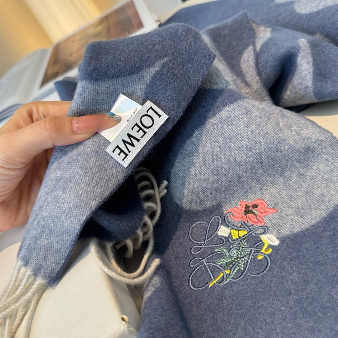 上新！Loewe · 罗意威️难得一见的温柔配色，低调又不失优雅❗️】重点推荐❗️双面配色，一条围巾两种