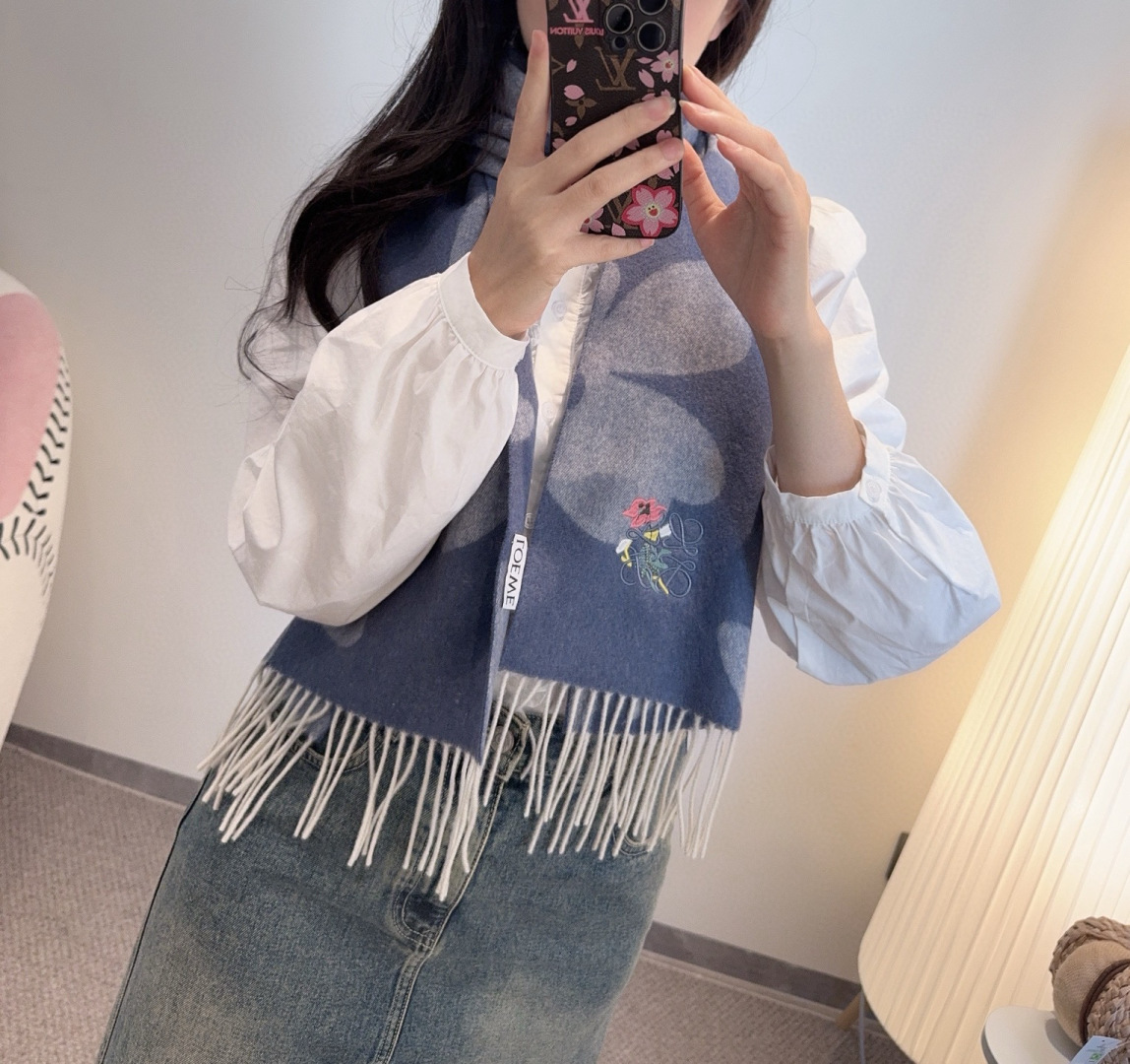 上新！Loewe · 罗意威️难得一见的温柔配色，低调又不失优雅❗️】重点推荐❗️双面配色，一条围巾两种