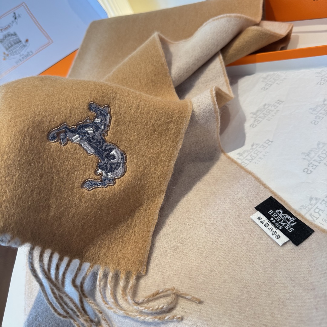 ✨✨爱马仕双面围巾❗好看的要疯掉了，太有型太有魅力了❗❗非常斯文时尚的秋冬单品！真的很喜欢，非常Clas