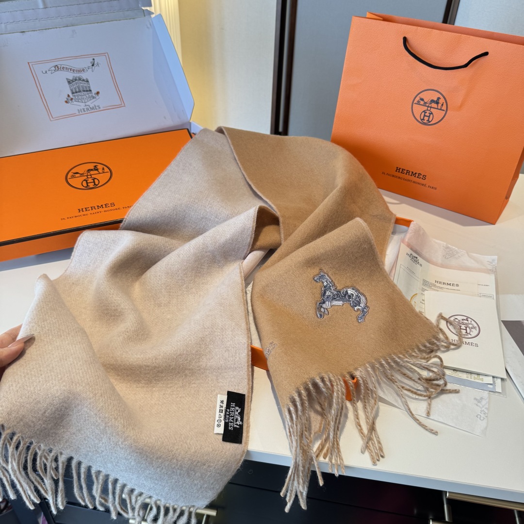 ✨✨爱马仕双面围巾❗好看的要疯掉了，太有型太有魅力了❗❗非常斯文时尚的秋冬单品！真的很喜欢，非常Clas