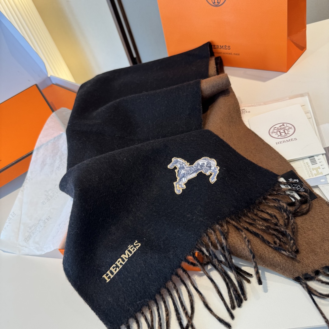 ✨✨爱马仕双面围巾❗好看的要疯掉了，太有型太有魅力了❗❗非常斯文时尚的秋冬单品！真的很喜欢，非常Clas