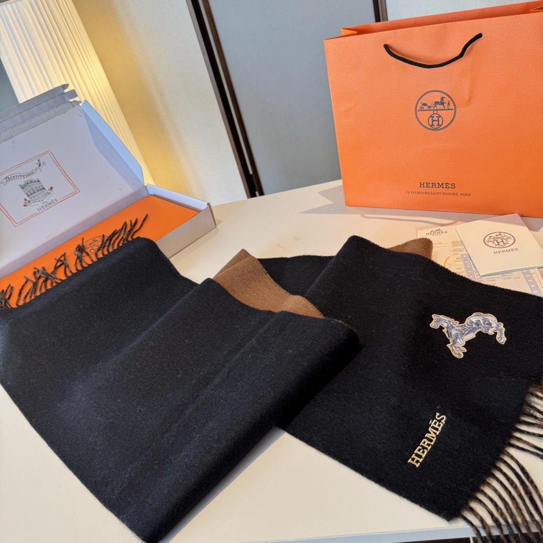 ✨✨爱马仕双面围巾❗好看的要疯掉了，太有型太有魅力了❗❗非常斯文时尚的秋冬单品！真的很喜欢，非常Clas