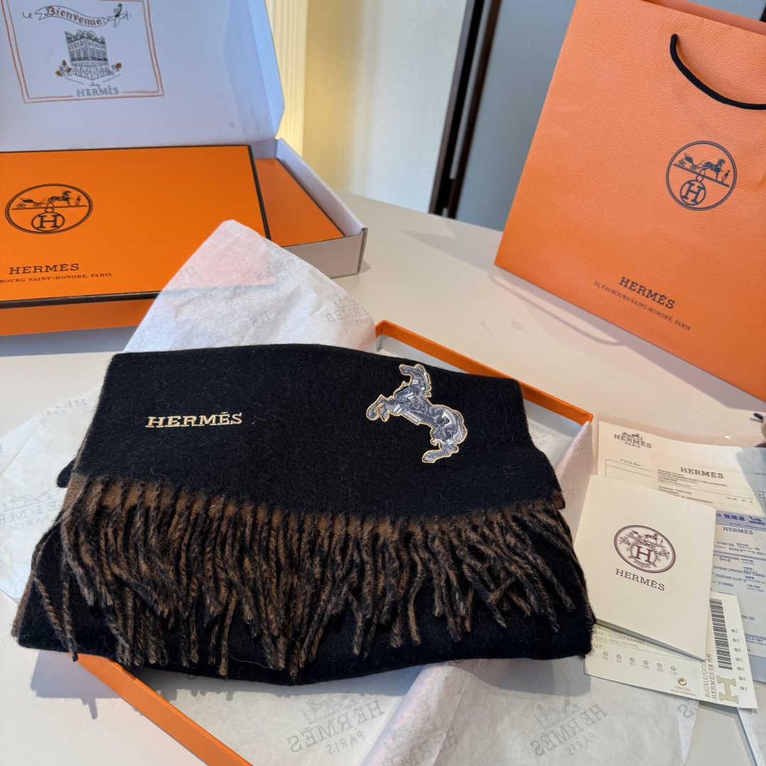 ✨✨爱马仕双面围巾❗好看的要疯掉了，太有型太有魅力了❗❗非常斯文时尚的秋冬单品！真的很喜欢，非常Clas