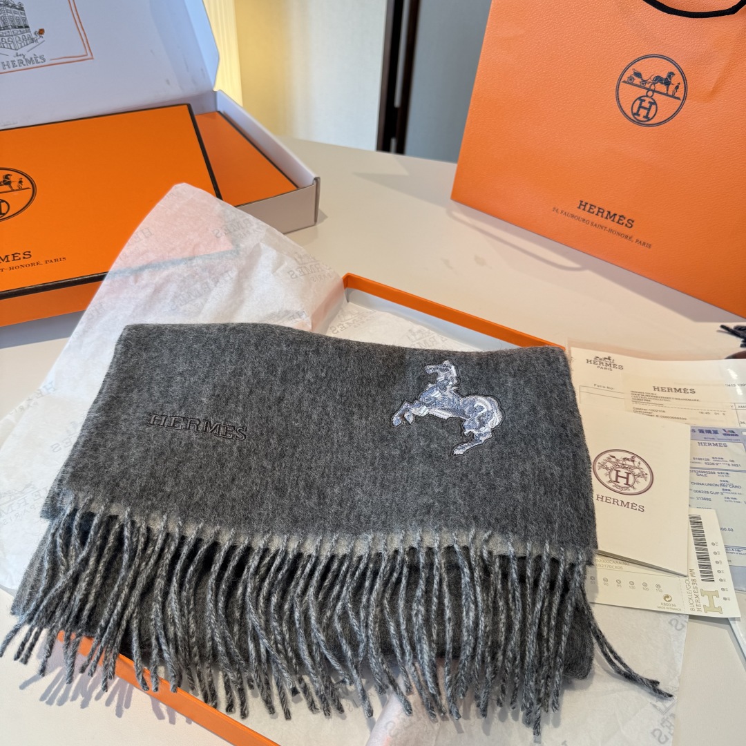 ✨✨爱马仕双面围巾❗好看的要疯掉了，太有型太有魅力了❗❗非常斯文时尚的秋冬单品！真的很喜欢，非常Clas