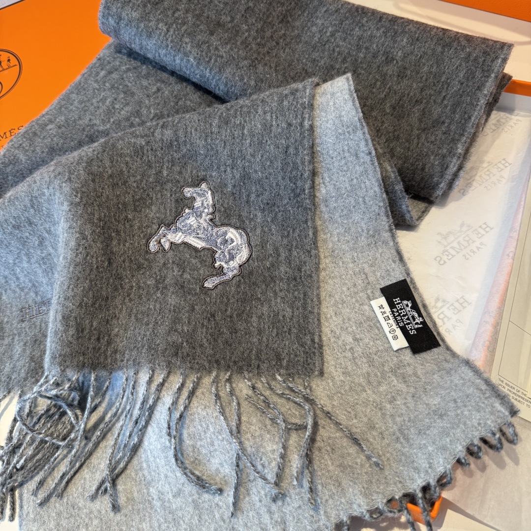 ✨✨爱马仕双面围巾❗好看的要疯掉了，太有型太有魅力了❗❗非常斯文时尚的秋冬单品！真的很喜欢，非常Clas