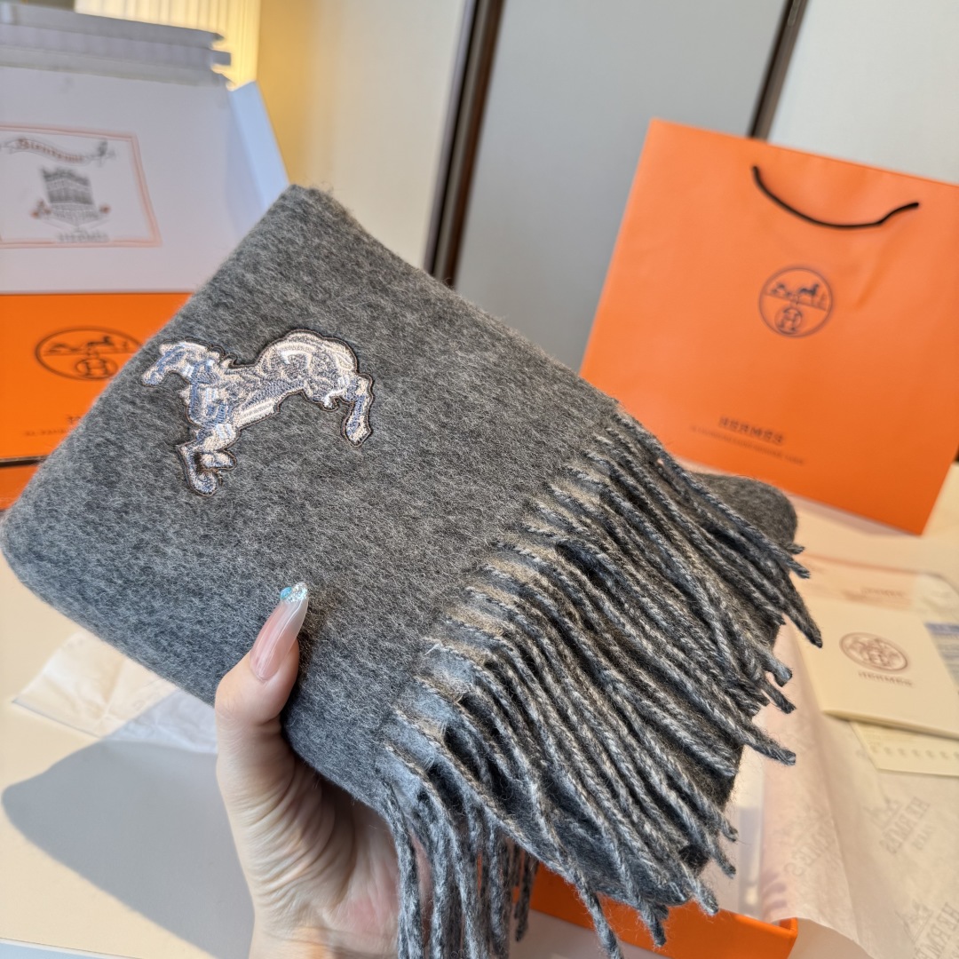 ✨✨爱马仕双面围巾❗好看的要疯掉了，太有型太有魅力了❗❗非常斯文时尚的秋冬单品！真的很喜欢，非常Clas