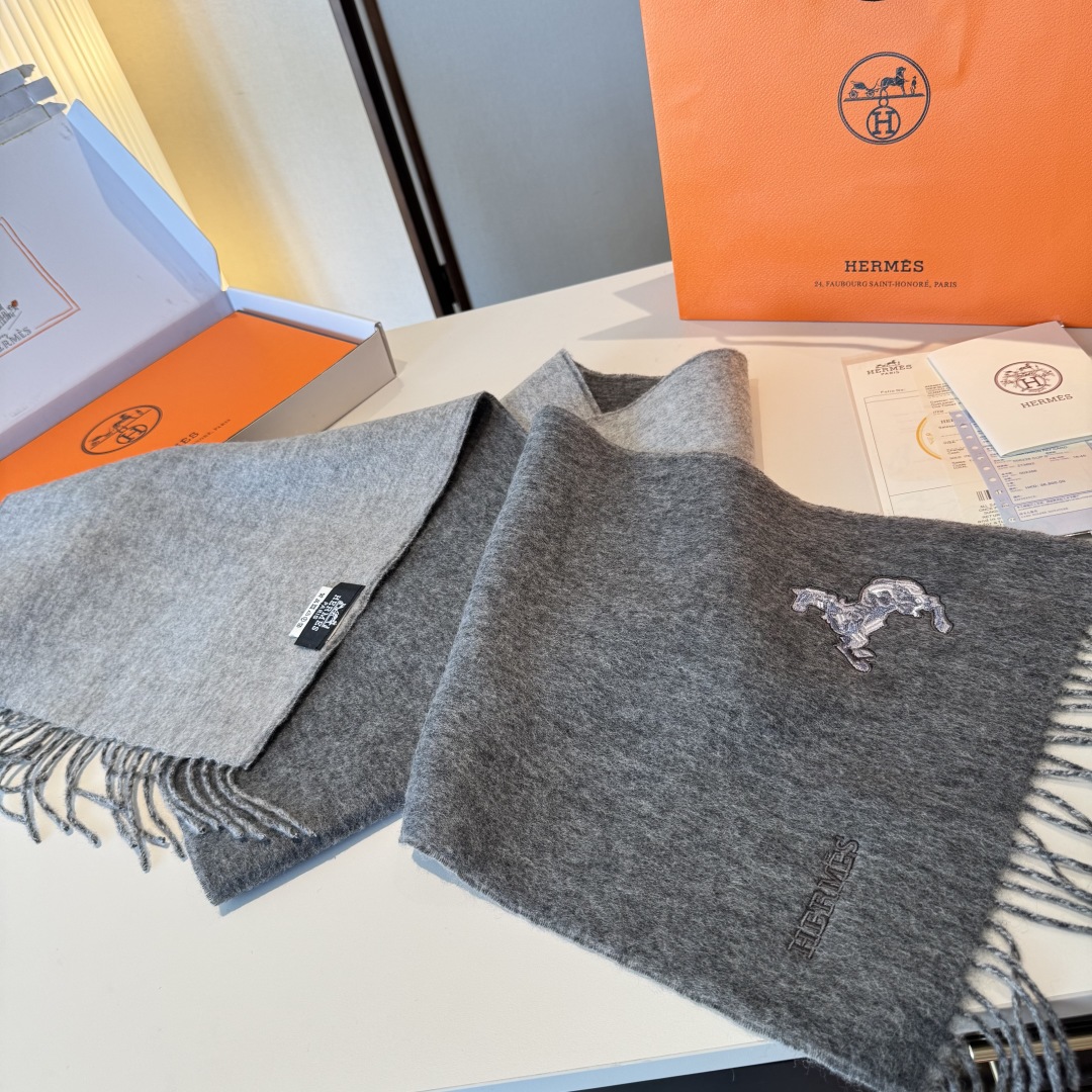 ✨✨爱马仕双面围巾❗好看的要疯掉了，太有型太有魅力了❗❗非常斯文时尚的秋冬单品！真的很喜欢，非常Clas