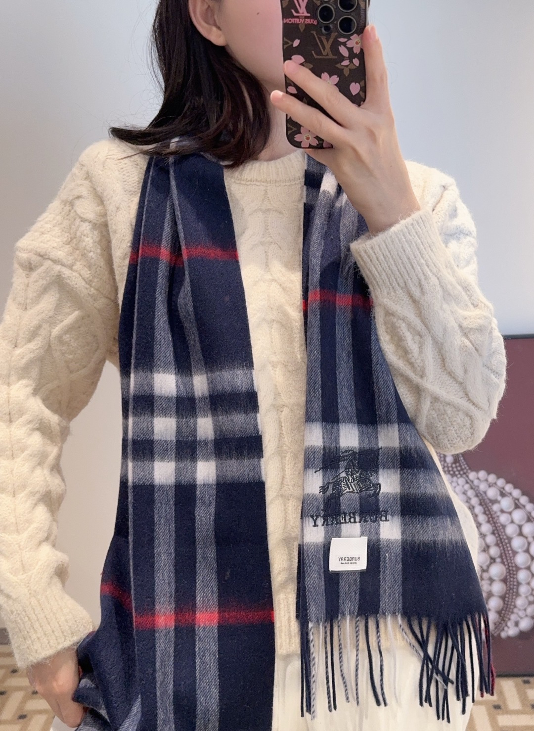 Burberry 难得的高端男款 家属福利 巴宝莉非常正的男士围巾~面料大爱 非常柔软细腻舒服 轻度水波纹 简约