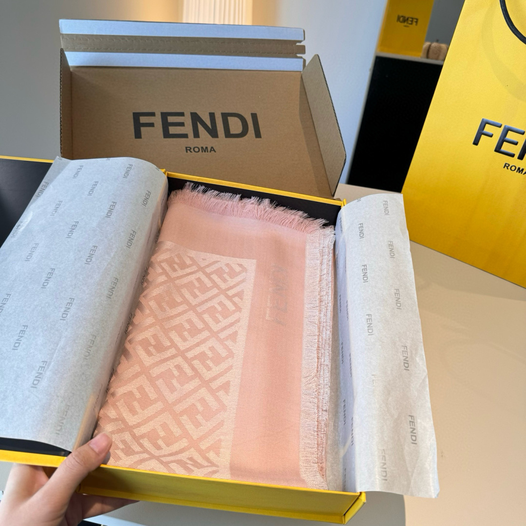 𝐅𝐞𝐧𝐝𝐢 25新款《FF金银丝提花披肩》Size：140x140cm 材质45%羊毛，45%桑蚕丝，7