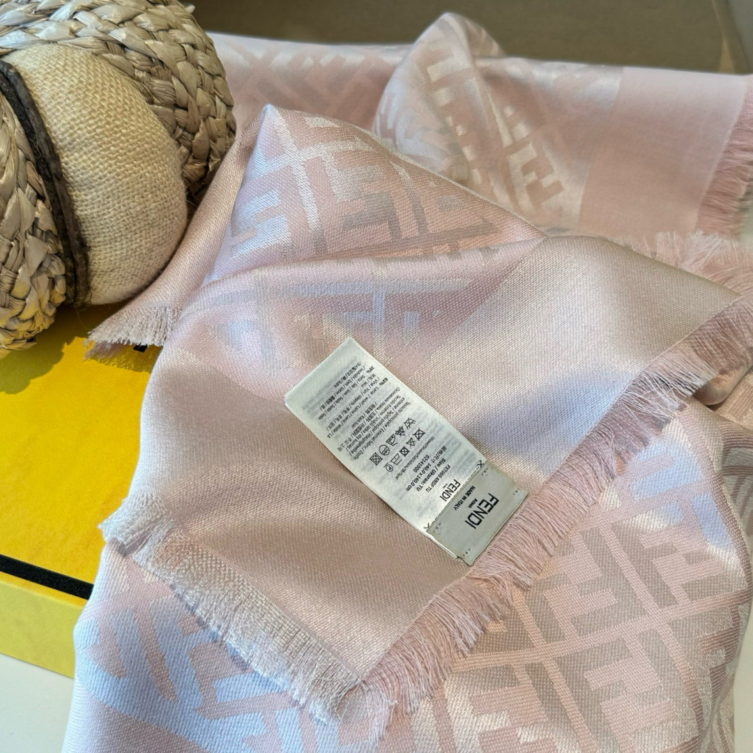 𝐅𝐞𝐧𝐝𝐢 25新款《FF金银丝提花披肩》Size：140x140cm 材质45%羊毛，45%桑蚕丝，7