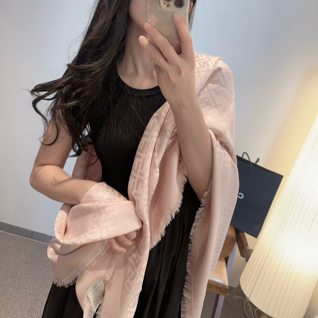 𝐅𝐞𝐧𝐝𝐢 25新款《FF金银丝提花披肩》Size：140x140cm 材质45%羊毛，45%桑蚕丝，7