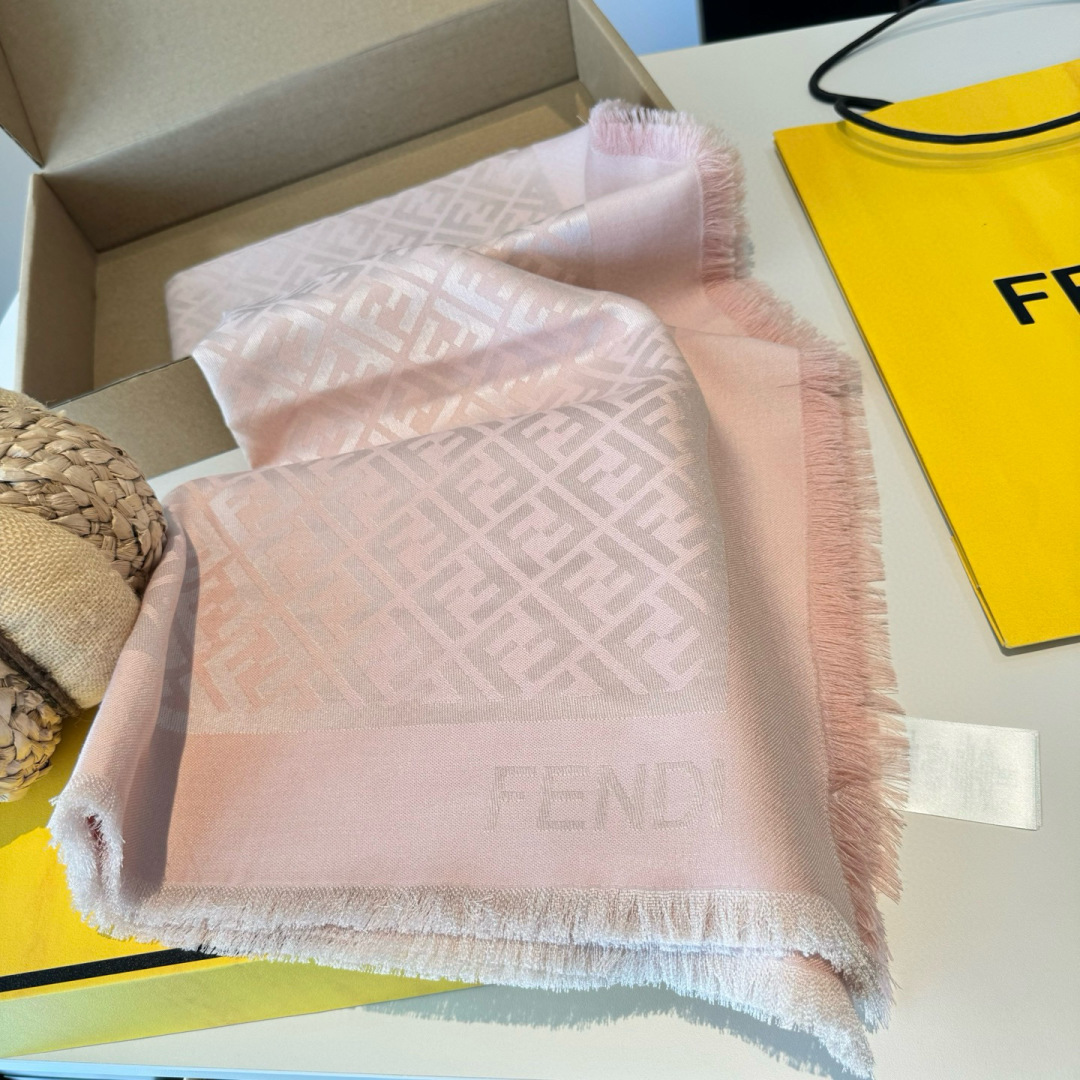 𝐅𝐞𝐧𝐝𝐢 25新款《FF金银丝提花披肩》Size：140x140cm 材质45%羊毛，45%桑蚕丝，7