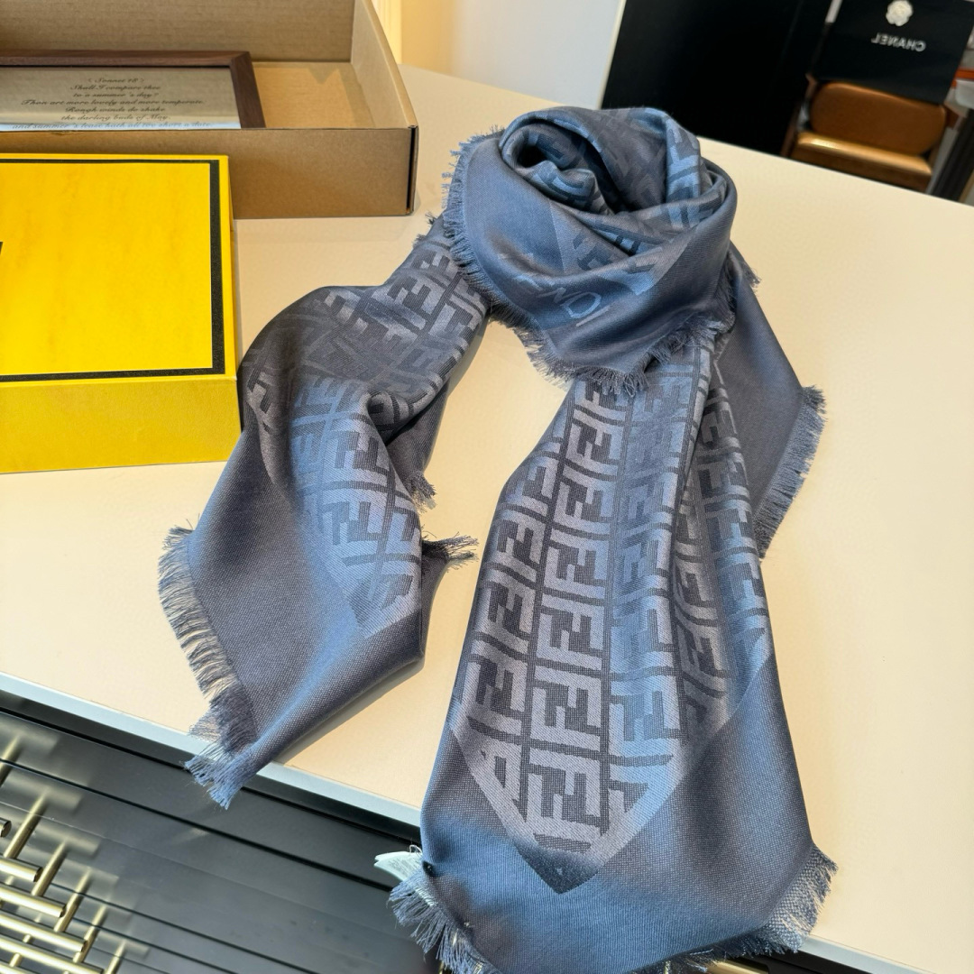 𝐅𝐞𝐧𝐝𝐢 25新款《FF金银丝提花披肩》Size：140x140cm 材质45%羊毛，45%桑蚕丝，7