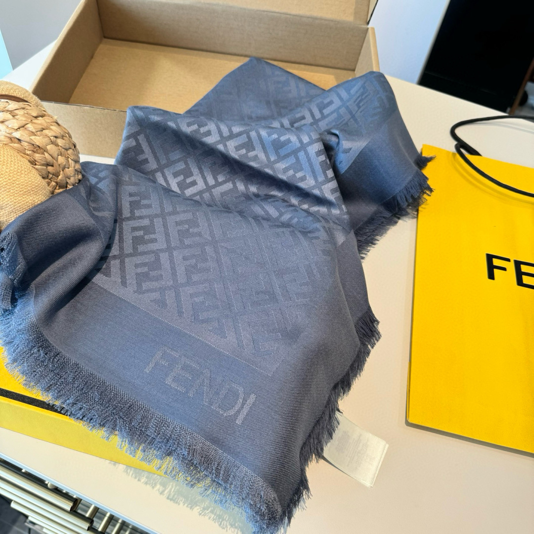 𝐅𝐞𝐧𝐝𝐢 25新款《FF金银丝提花披肩》Size：140x140cm 材质45%羊毛，45%桑蚕丝，7