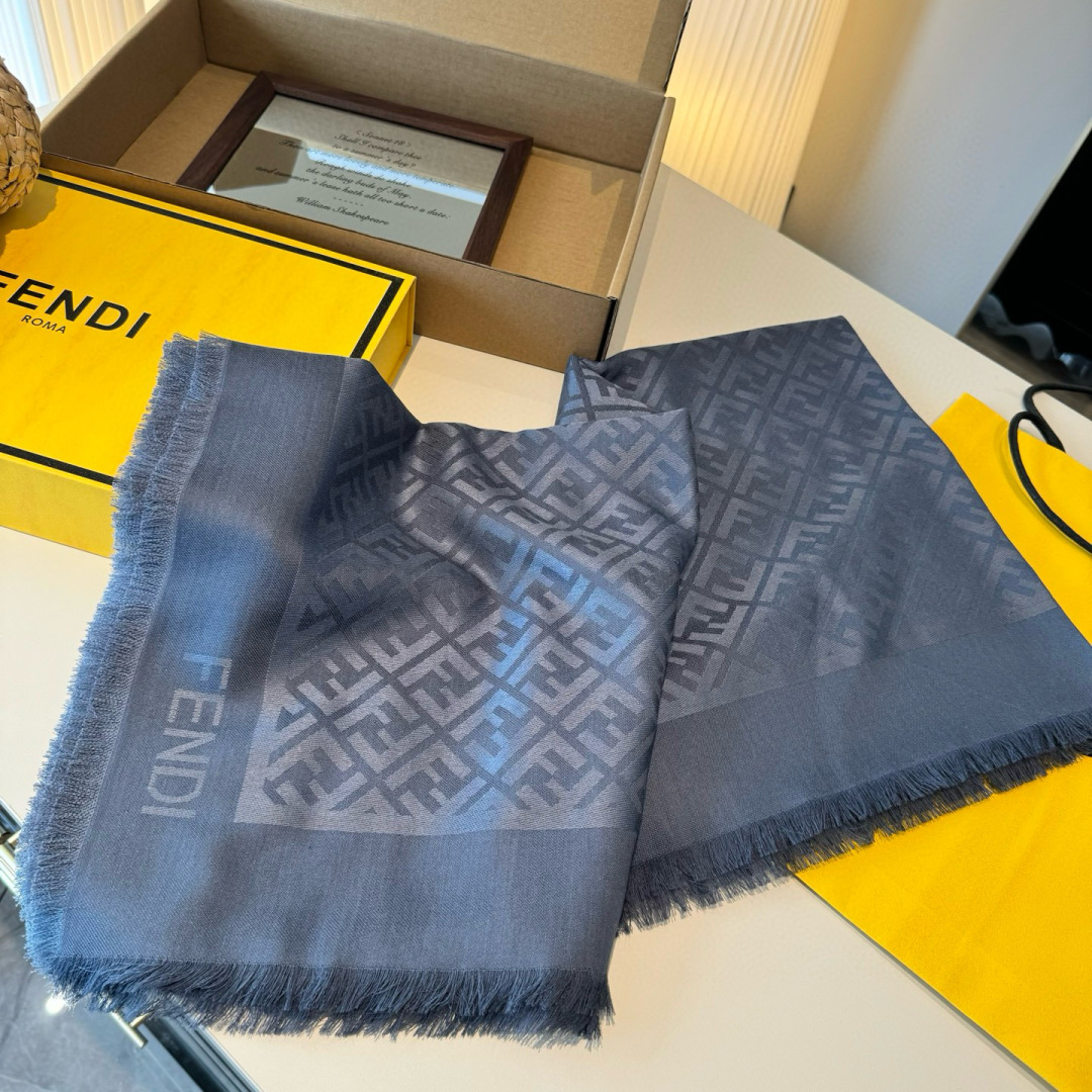 𝐅𝐞𝐧𝐝𝐢 25新款《FF金银丝提花披肩》Size：140x140cm 材质45%羊毛，45%桑蚕丝，7