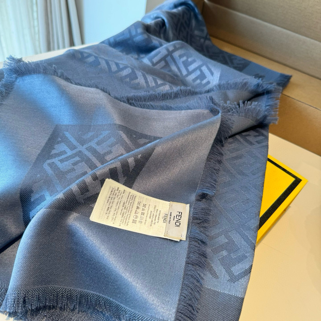 𝐅𝐞𝐧𝐝𝐢 25新款《FF金银丝提花披肩》Size：140x140cm 材质45%羊毛，45%桑蚕丝，7