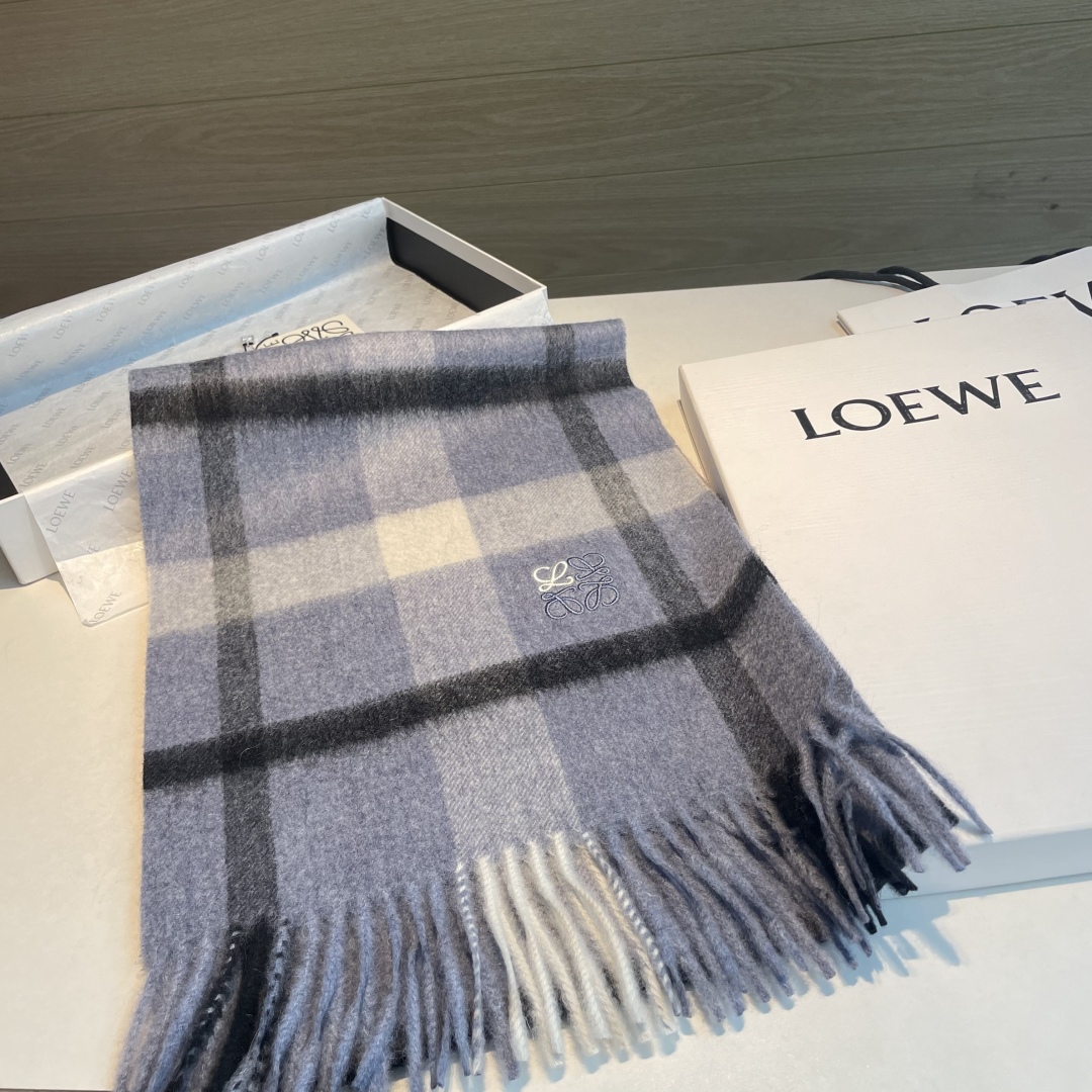 上新！Loewe · 罗意威️难得一见的温柔配色，低调又不失优雅❗️】重点推荐❗️双面配色，一条围巾两种