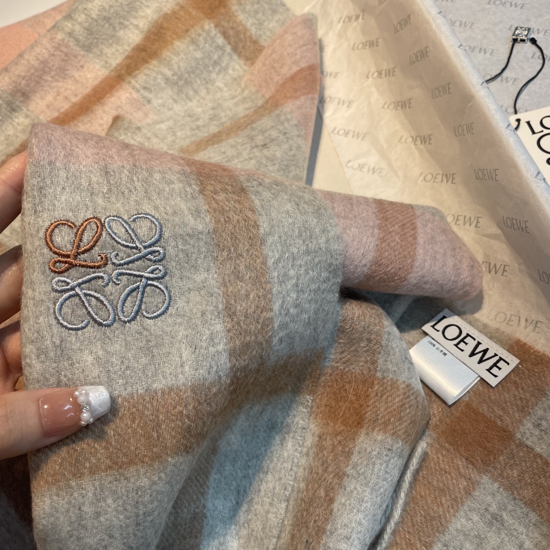 上新！Loewe · 罗意威️难得一见的温柔配色，低调又不失优雅❗️】重点推荐❗️双面配色，一条围巾两种