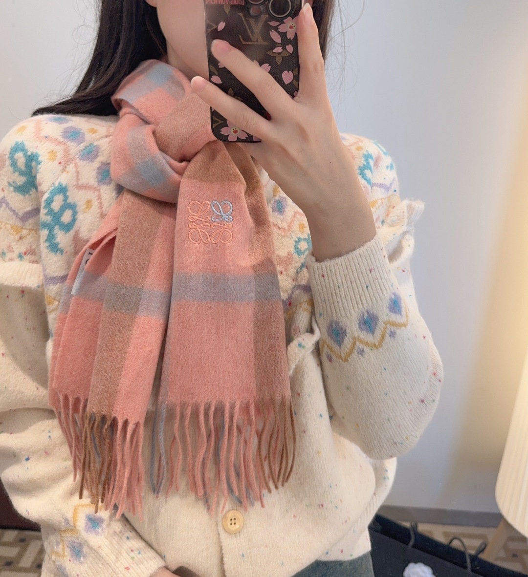 上新！Loewe · 罗意威️难得一见的温柔配色，低调又不失优雅❗️】重点推荐❗️双面配色，一条围巾两种