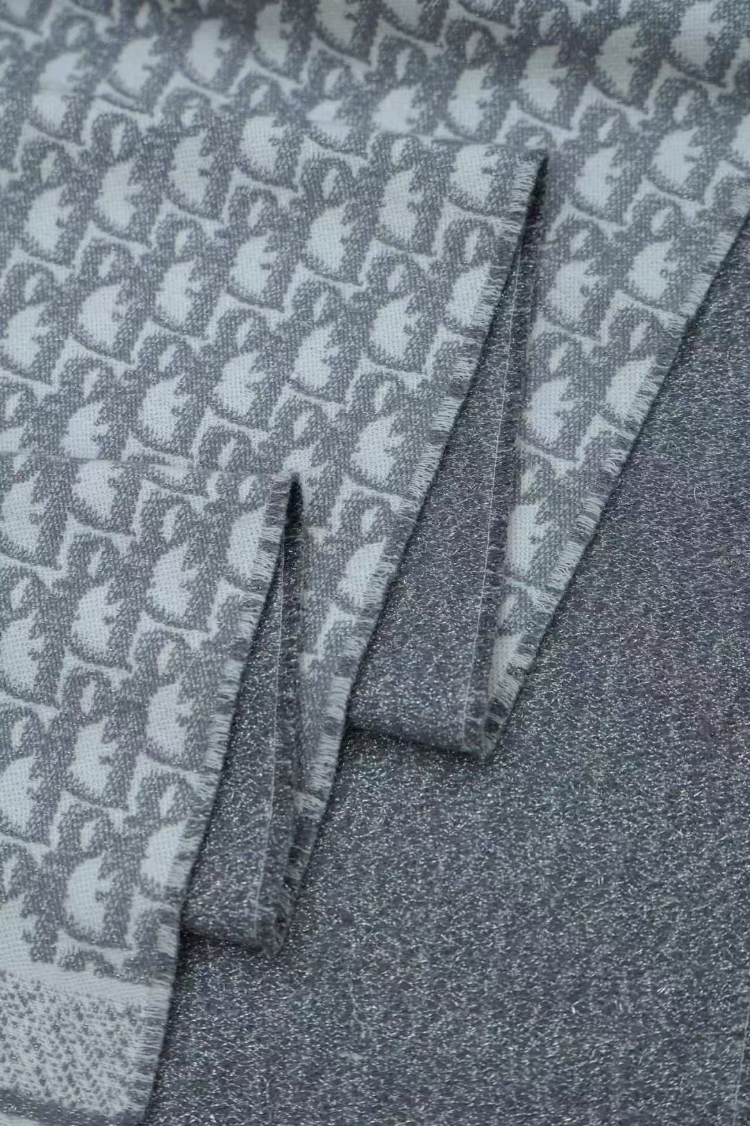 芯片版银丝线高品质Dior（迪奥）最新款 · 这款 Oblique 印花围巾重新诠释 Dior 经典标识