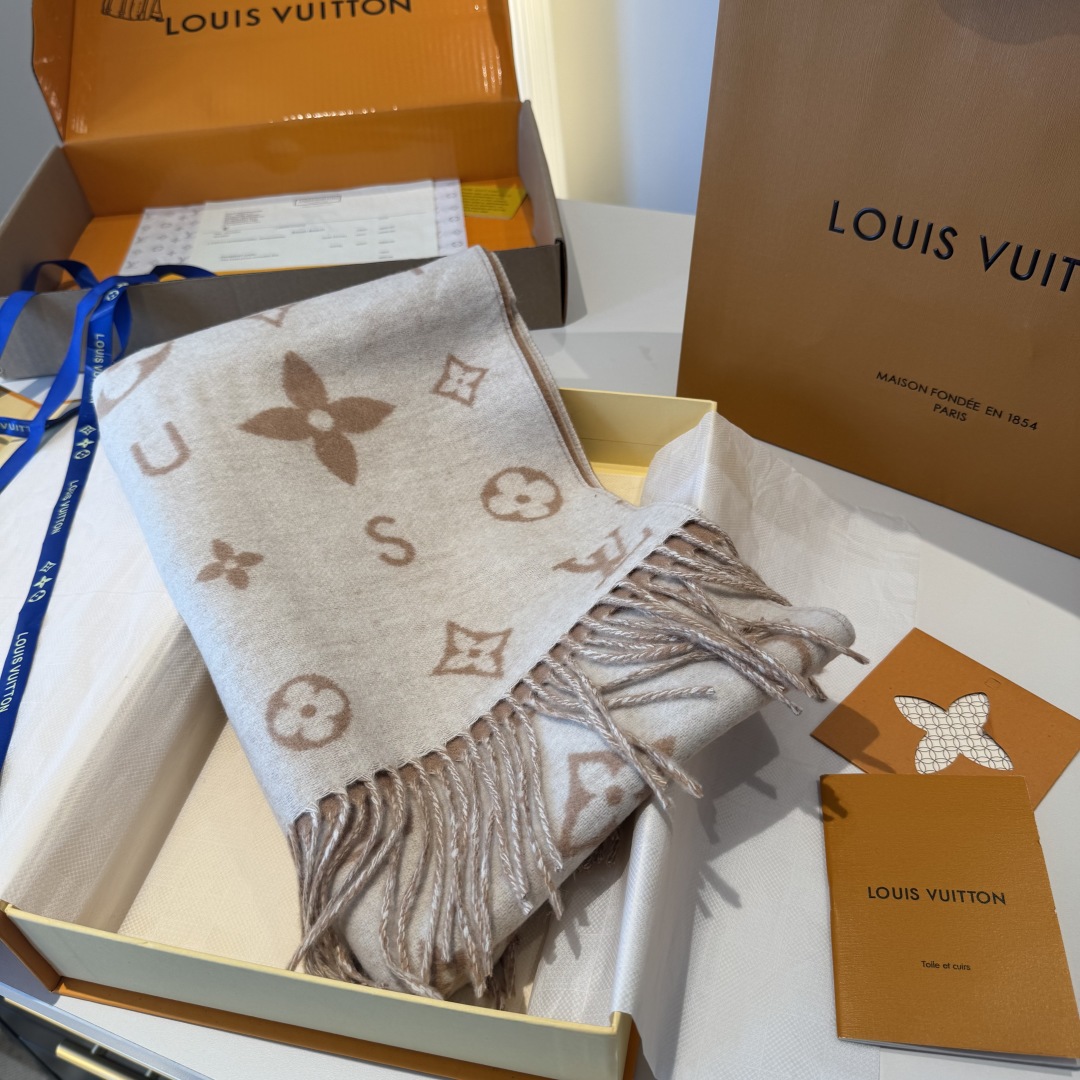 Reykjavik 2.0 围巾为柔软山羊绒标注 Monogram 花卉和 LV 字母，其间点缀品牌名称