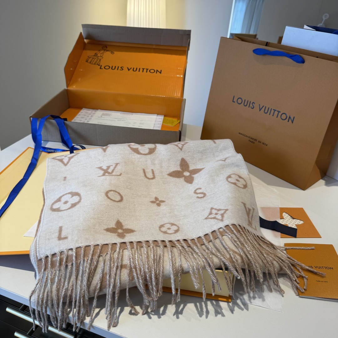 Reykjavik 2.0 围巾为柔软山羊绒标注 Monogram 花卉和 LV 字母，其间点缀品牌名称