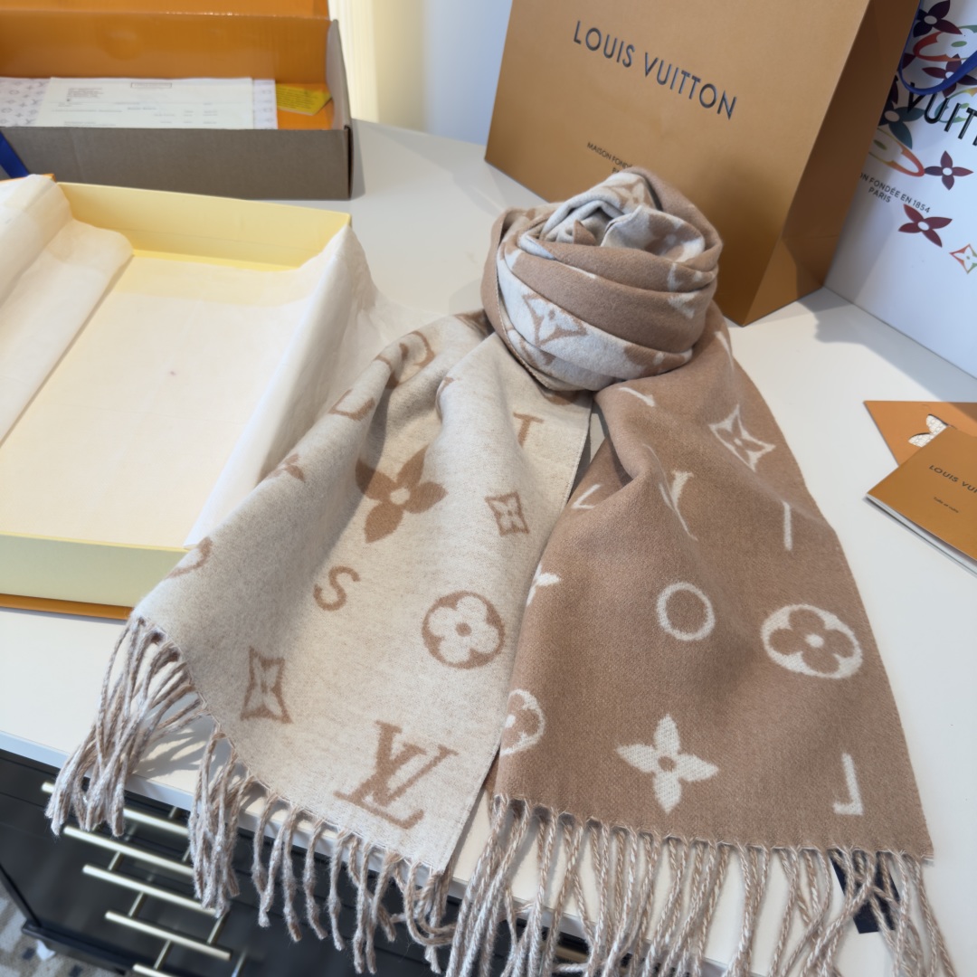 Reykjavik 2.0 围巾为柔软山羊绒标注 Monogram 花卉和 LV 字母，其间点缀品牌名称