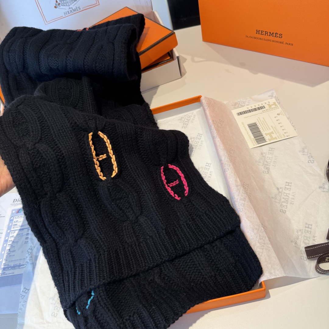 H家经典猪鼻子麻花围巾:经典款，可以搭配很多年，毫不夸张!叠搭裹头外披实用的时髦造型都可以驾驭!面料采用