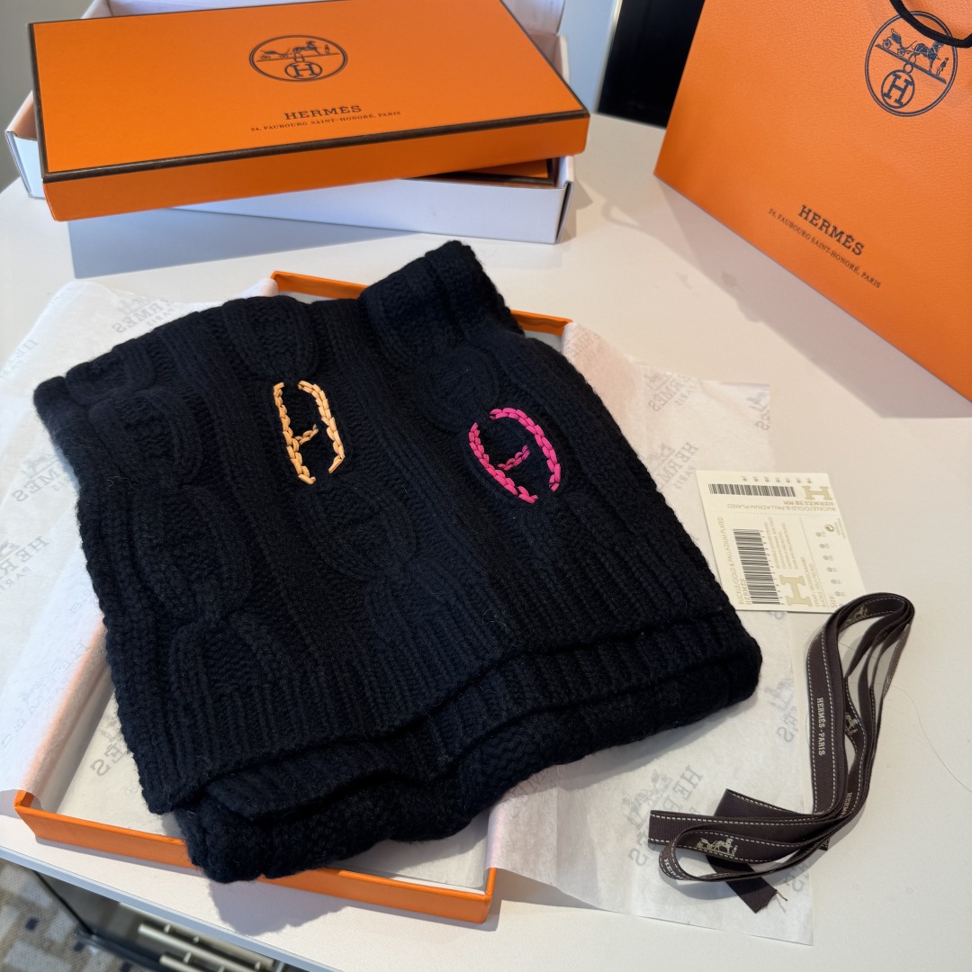 H家经典猪鼻子麻花围巾:经典款，可以搭配很多年，毫不夸张!叠搭裹头外披实用的时髦造型都可以驾驭!面料采用