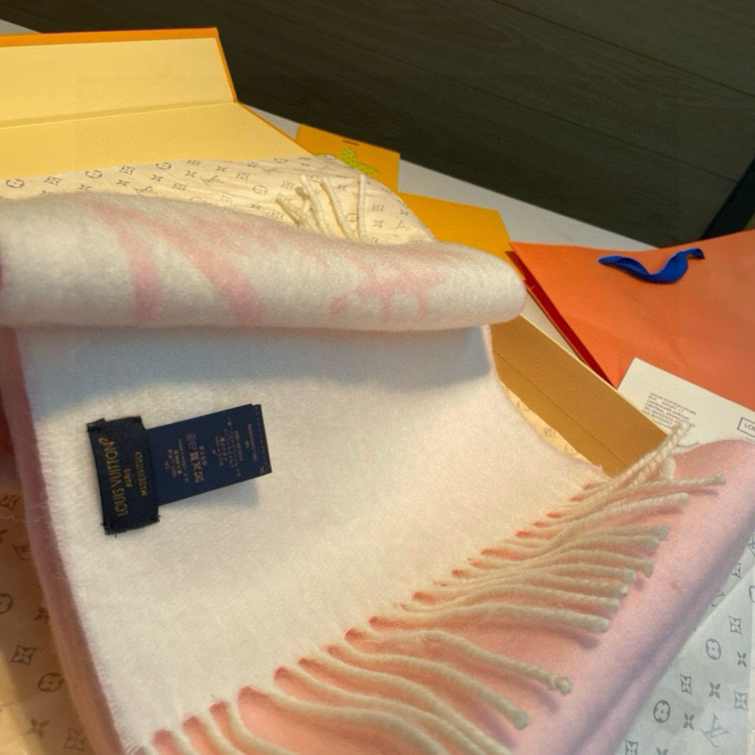 大驴家最美的围巾没有之一，独家首发，Fluffygram 围巾取材羊驼毛和绵羊毛混纺，以拉绒处理营造舒适