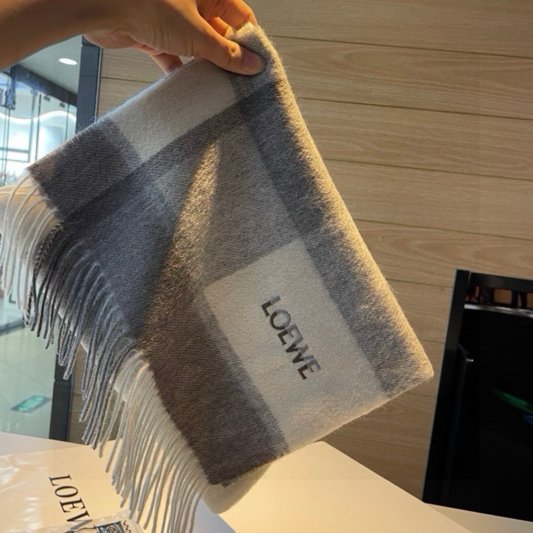 罗意威。【男女围巾】怒赞自留，难得的高端男款！家属福利！非常正的围巾~面料大爱，非常柔软细腻舒服，轻度水