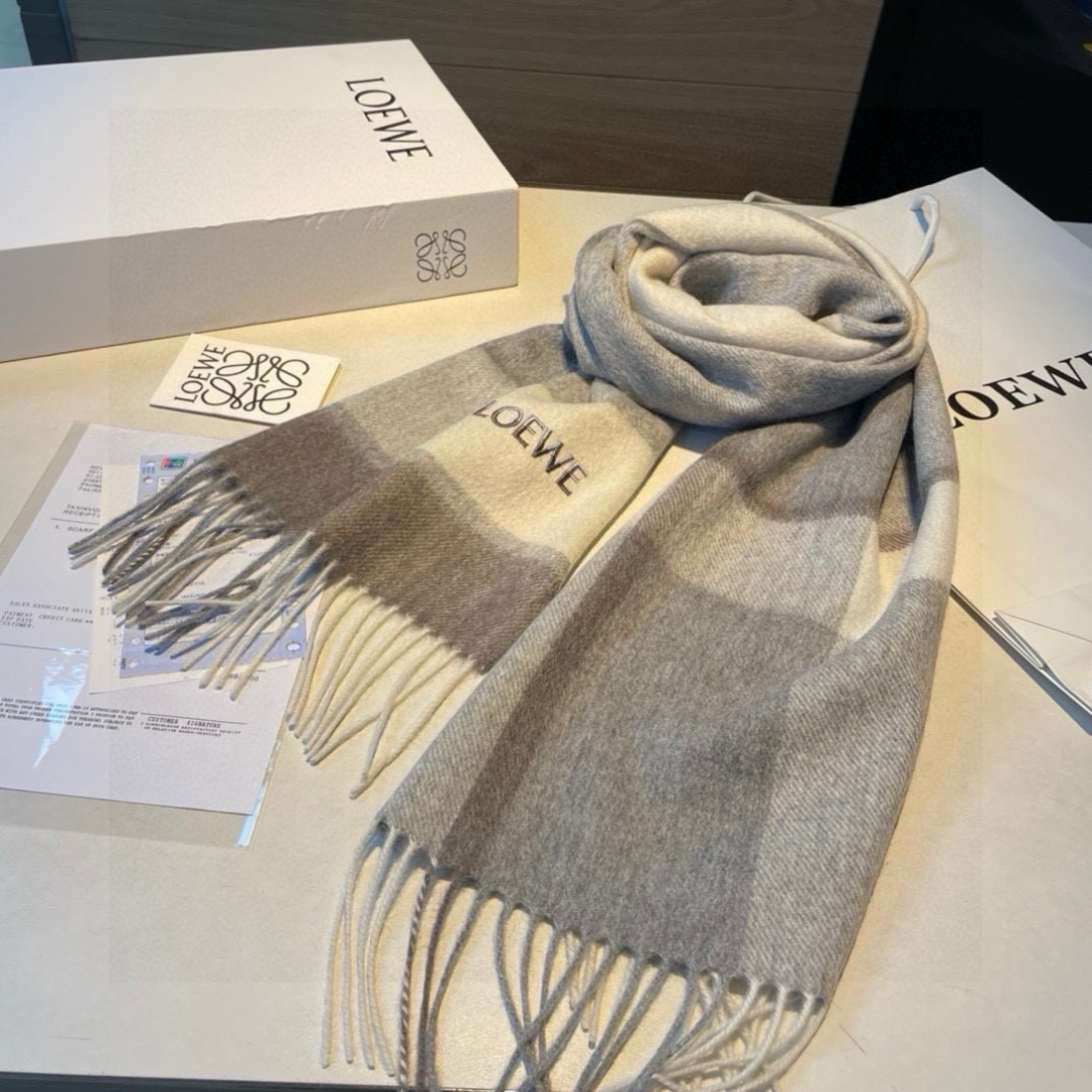 罗意威。【男女围巾】怒赞自留，难得的高端男款！家属福利！非常正的围巾~面料大爱，非常柔软细腻舒服，轻度水