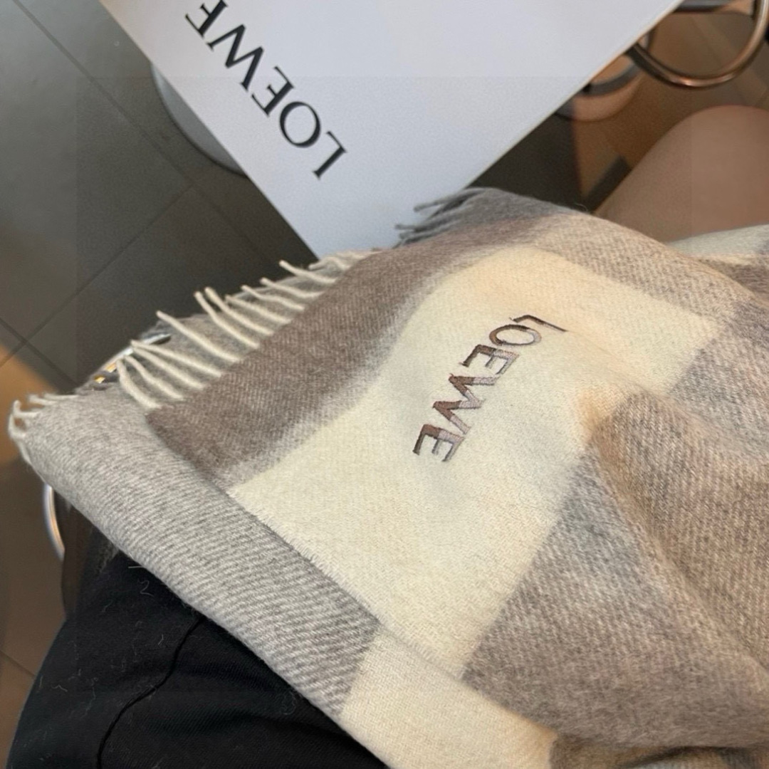 罗意威。【男女围巾】怒赞自留，难得的高端男款！家属福利！非常正的围巾~面料大爱，非常柔软细腻舒服，轻度水