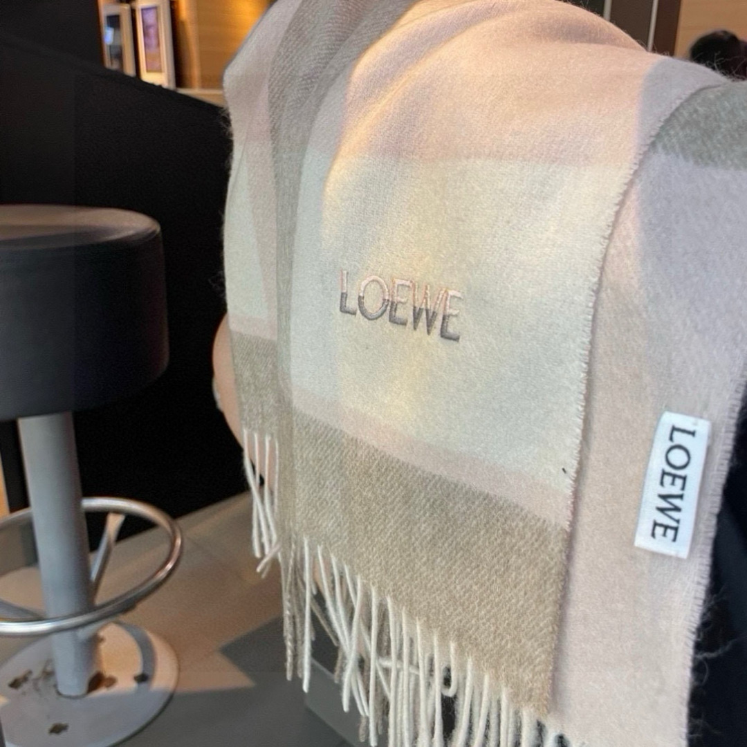 罗意威。【男女围巾】怒赞自留，难得的高端男款！家属福利！非常正的围巾~面料大爱，非常柔软细腻舒服，轻度水