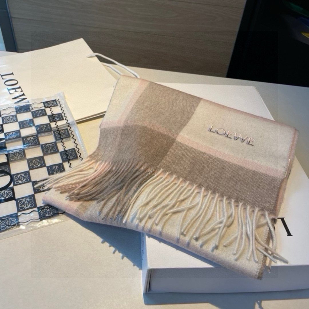 罗意威。【男女围巾】怒赞自留，难得的高端男款！家属福利！非常正的围巾~面料大爱，非常柔软细腻舒服，轻度水