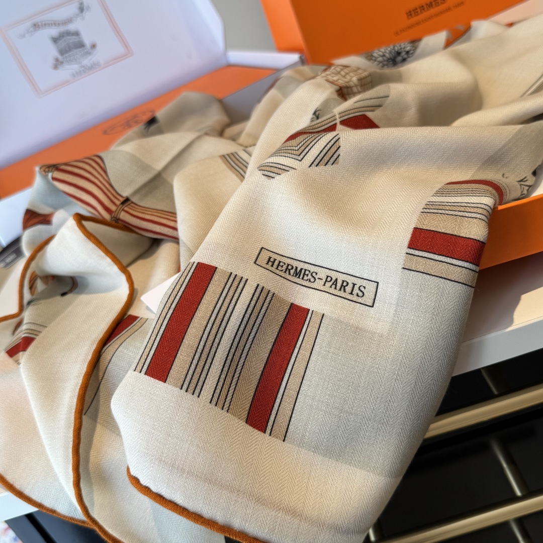 双面同色丝毛披肩~Hermes 手工卷边丝毛方巾(30%桑蚕丝70%羊毛)这款爱马仕的经典单品展现强大而