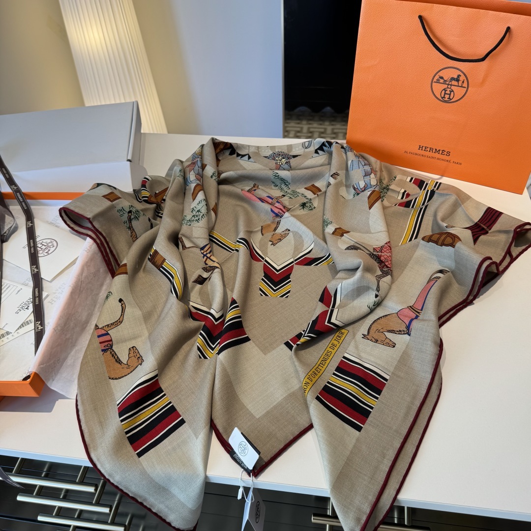 双面同色丝毛披肩~Hermes 手工卷边丝毛方巾(30%桑蚕丝70%羊毛)这款爱马仕的经典单品展现强大而